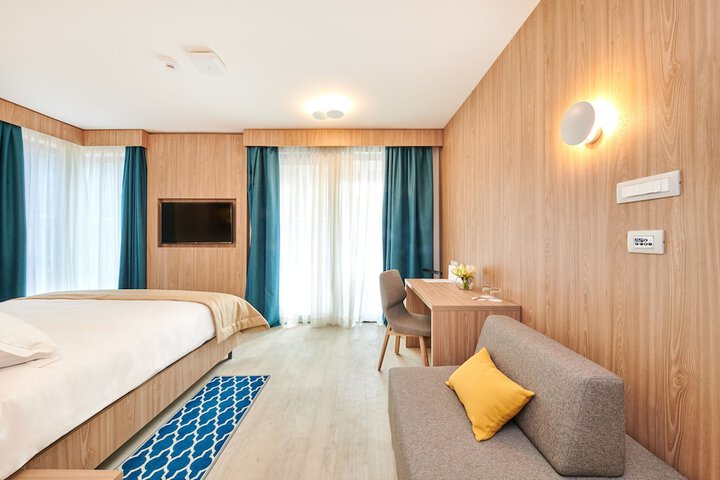 Room 4 of 66