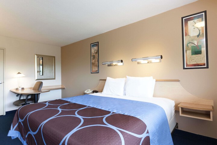 1 King Bed (1 of 10)