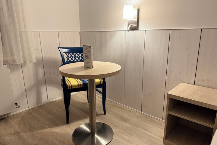 Room 13 of 77