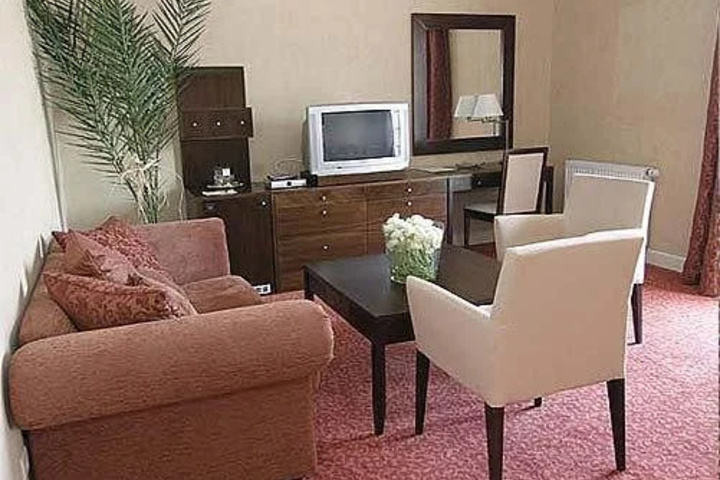 Room 6 of 14