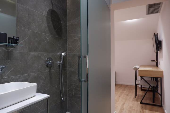 Room 14 of 16