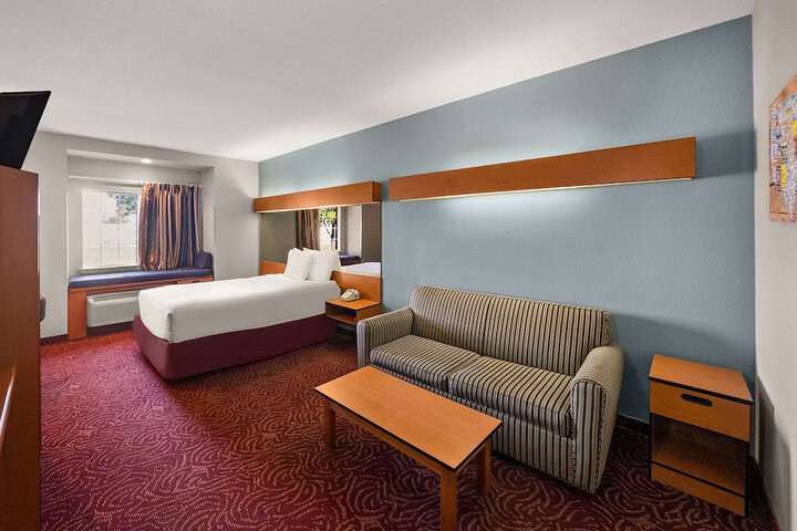 Suite Queen Bed (3 of 5)