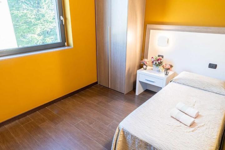 Room 10 of 16