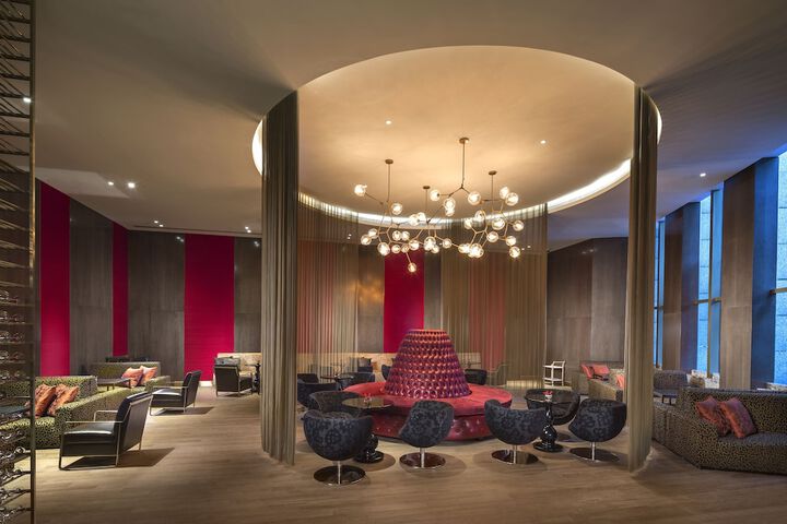 Lounge 41 of 61