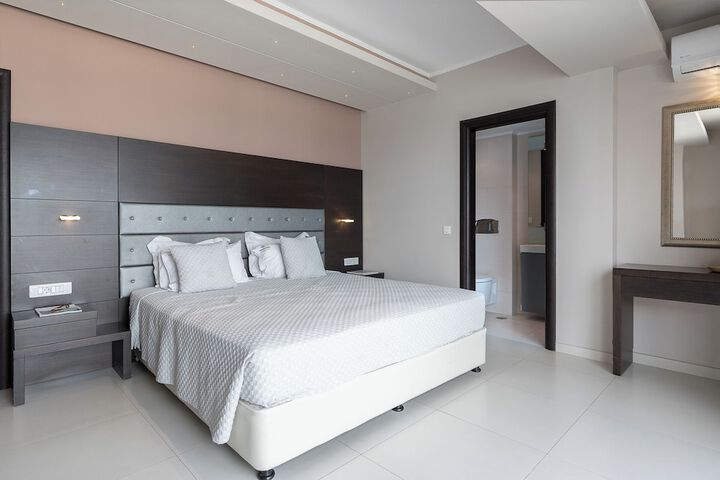 Room 15 of 93