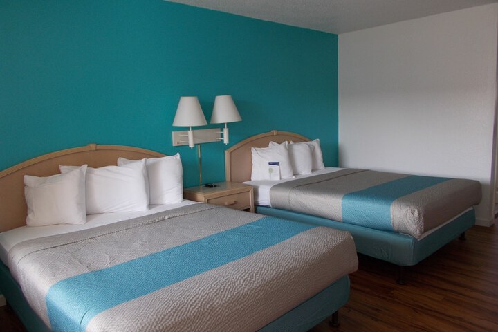 2 Queen Beds (1 of 4)