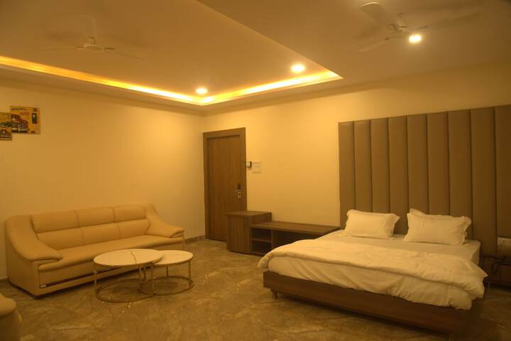Room 5 of 16