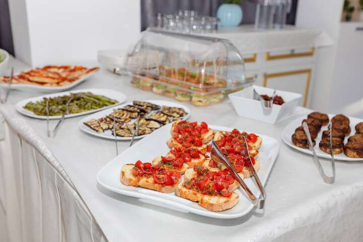 Dining 78 of 100