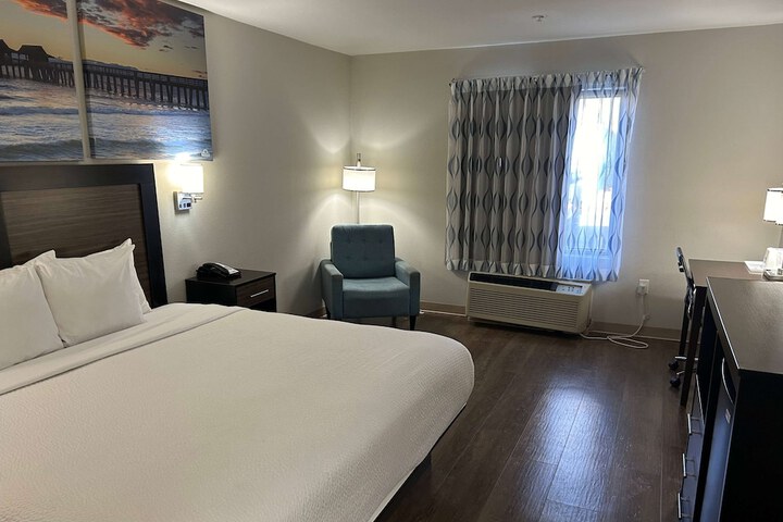 1 Queen Bed Mobility Accessible (2 of 3)
