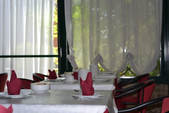 Dining 25 of 52