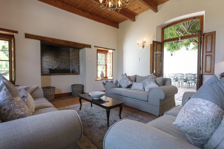 Lounge 17 of 32