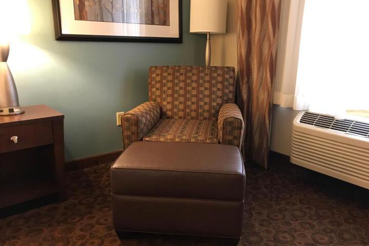 2 Queen Beds (12 of 17)