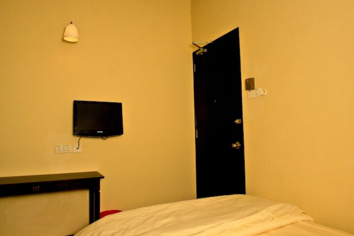 Room 11 of 32