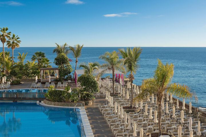 Hotel with Pool