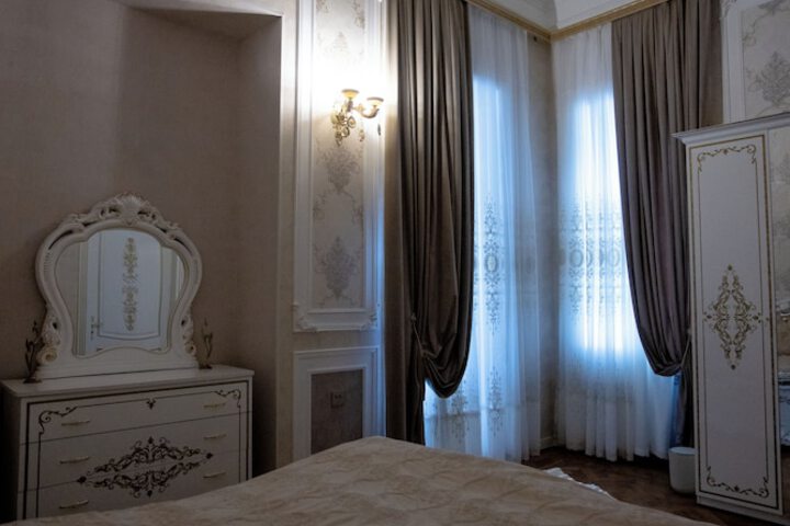 Room 4 of 9