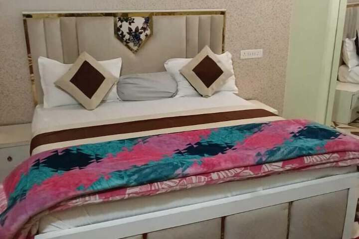 Room 12 of 27