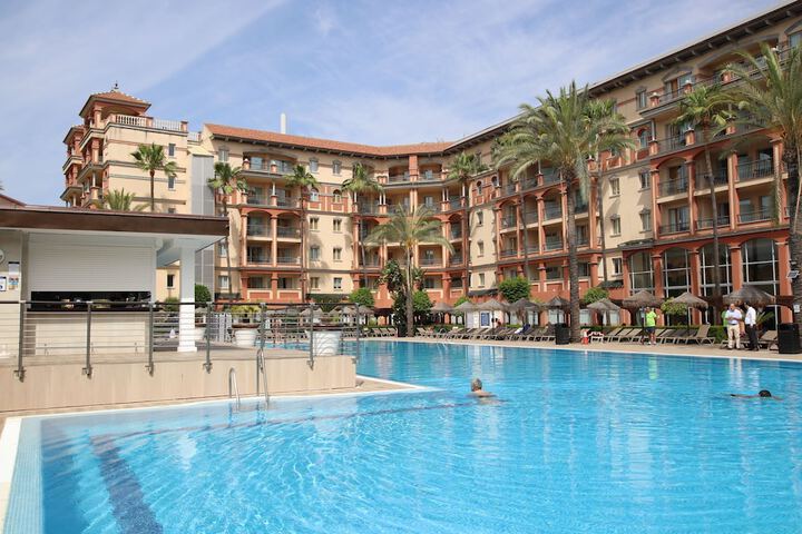 Hotel Pool