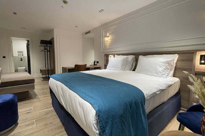 Room 25 of 127