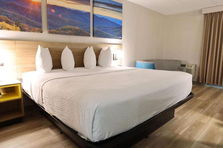 1 King Bed (2 of 5)