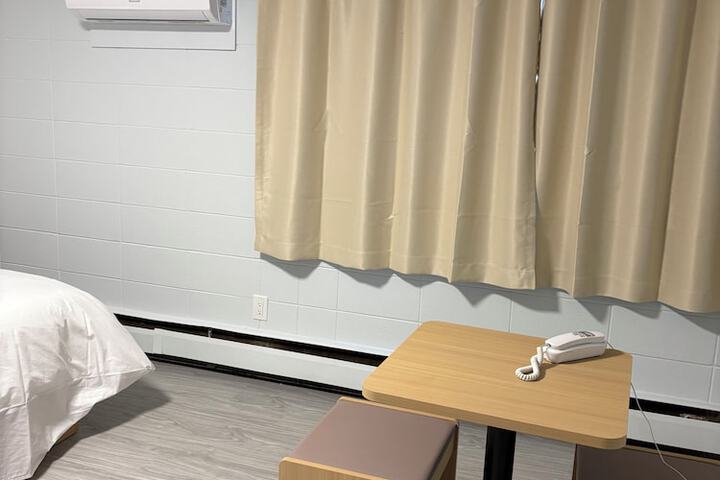 Room 4 of 13