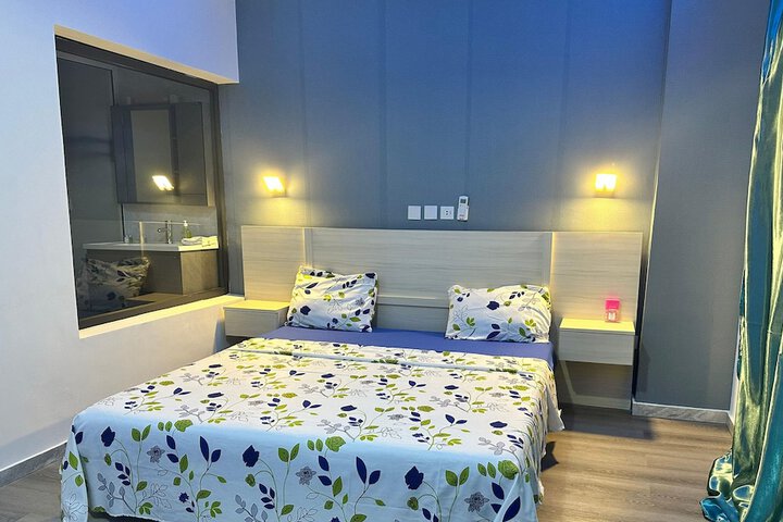 Room 6 of 16