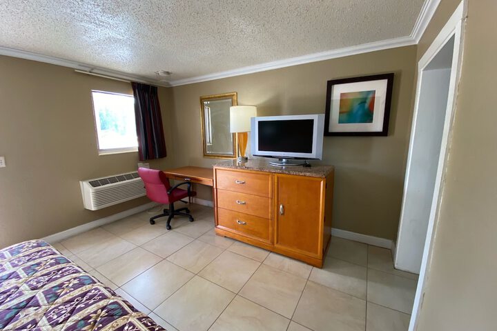 Classic Room 1 King Bed (4 of 4)