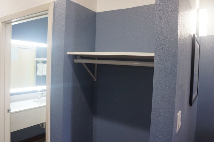 Room 6 of 28