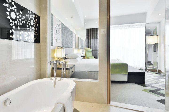 Room 18 of 117