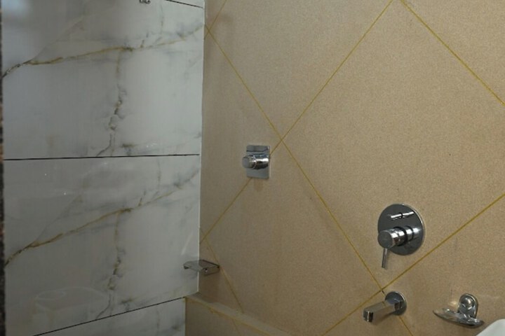 Room 12 of 16