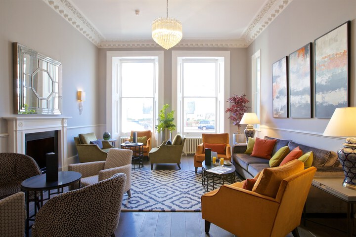 Lounge 68 of 82