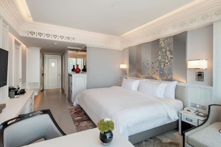 Room 5 of 100