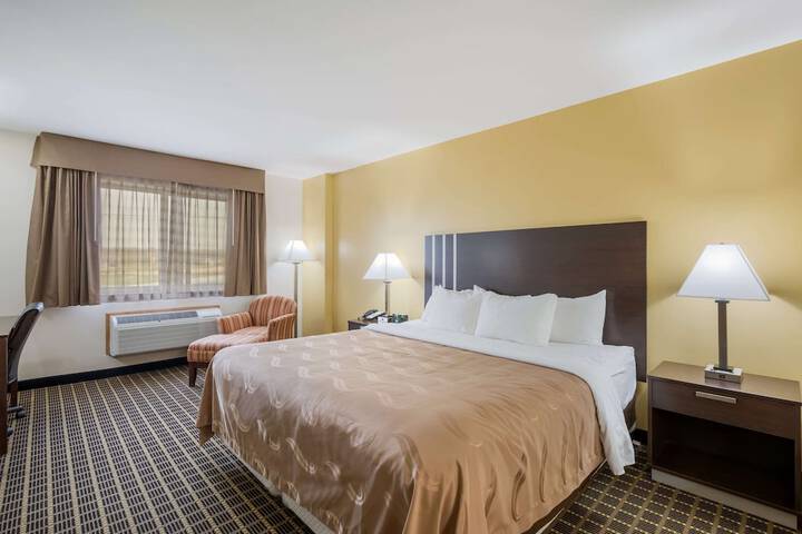 1 King Bed (4 of 4)