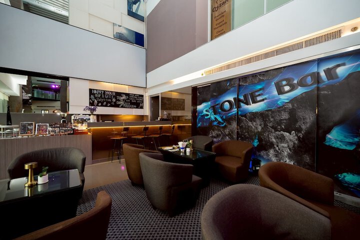 Lounge 68 of 83