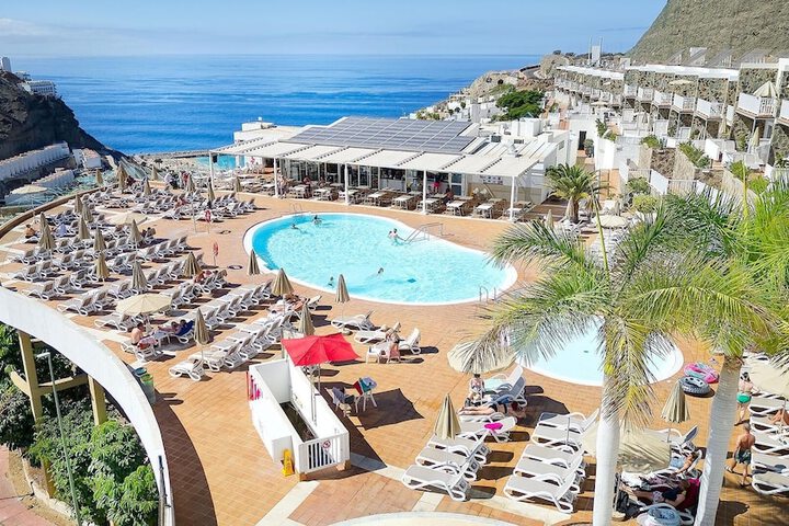 Hotel Pool