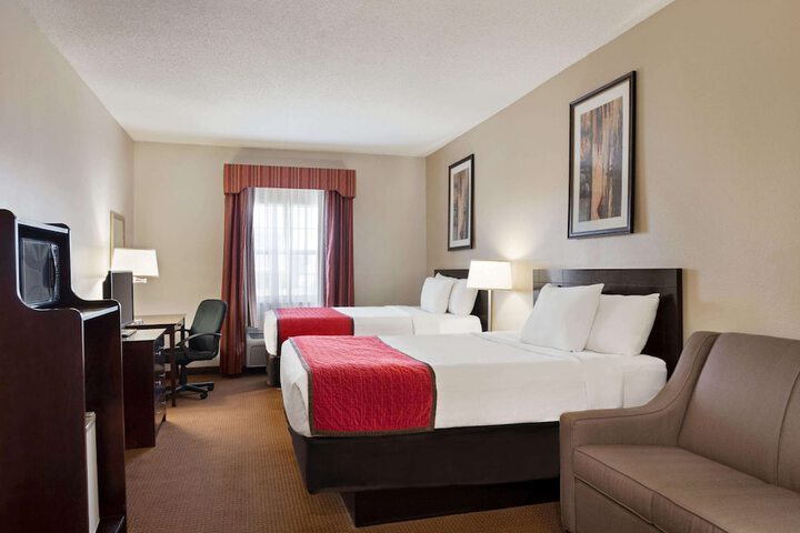 2 Queen Beds (7 of 9)