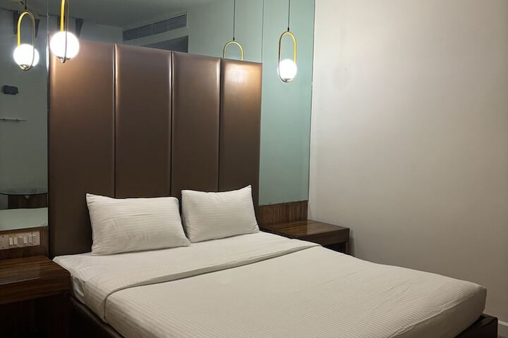 Room 6 of 12