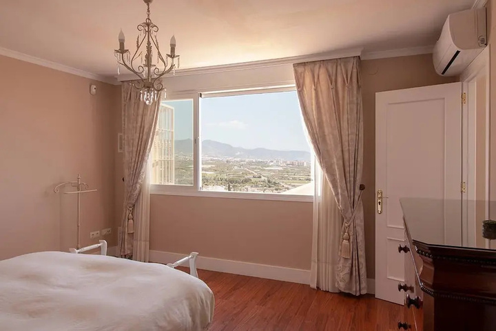 Room 4 of 19