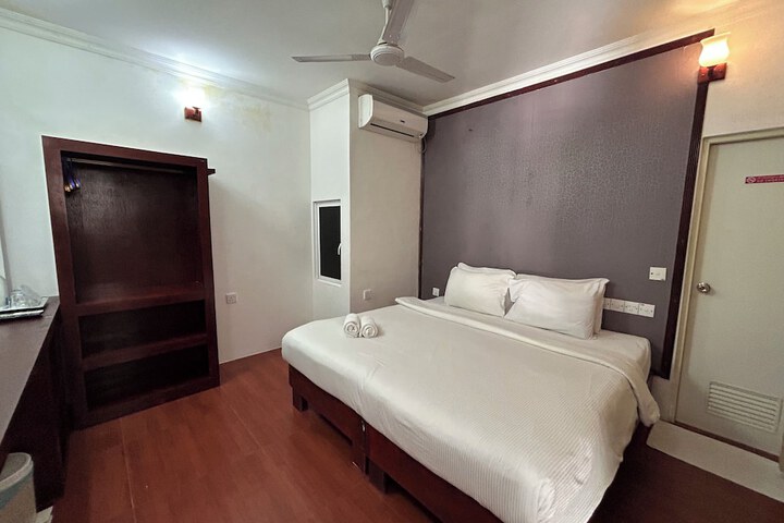 Room 6 of 7