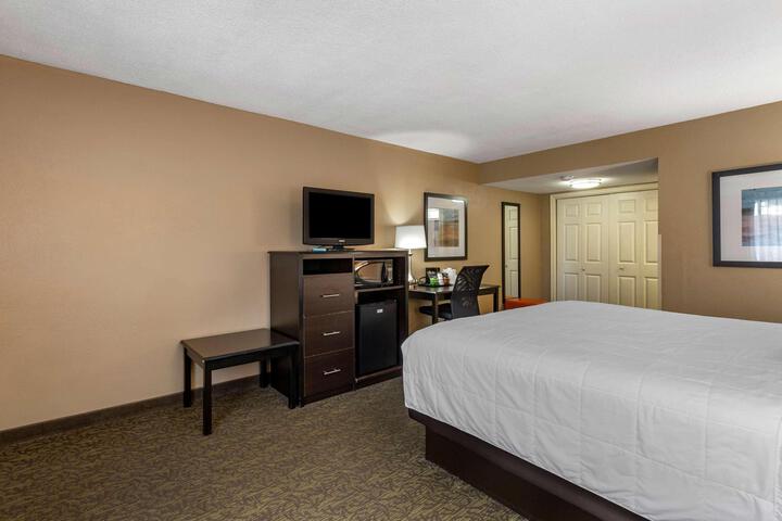 1 King Bed Downstairs Microwave, Refrigerator WiFi Full Breakfast (5 of 16)