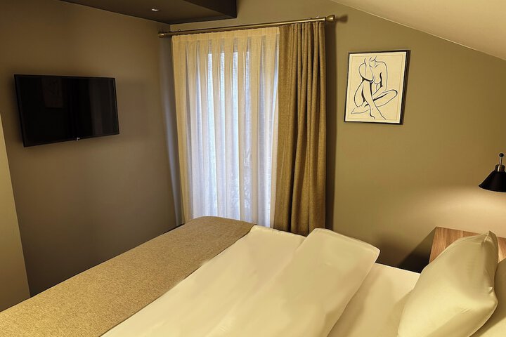 Room 8 of 74