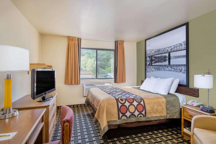 1 Queen Bed (13 of 15)