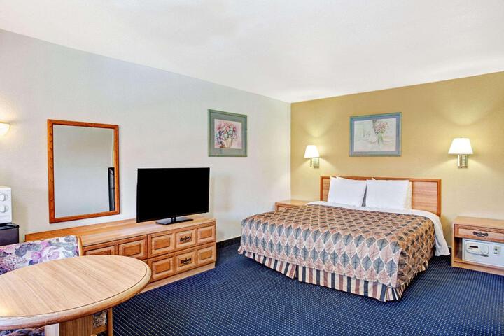 1 King Bed (5 of 10)