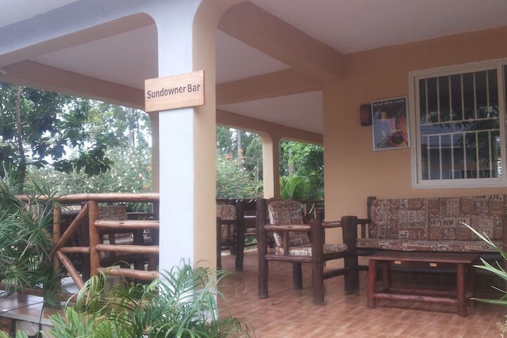 Lounge 37 of 60