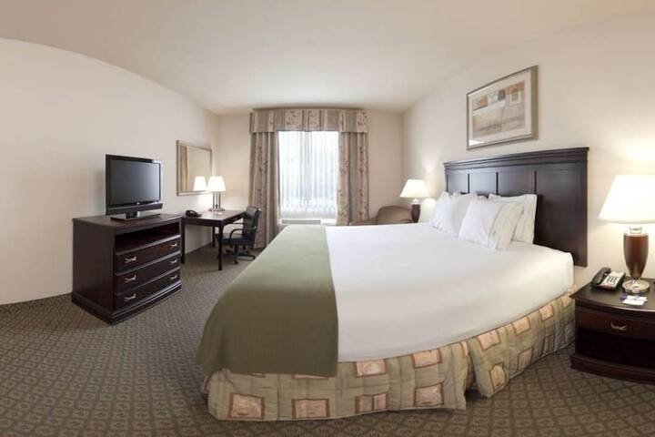 1 King Bed (1 of 15)