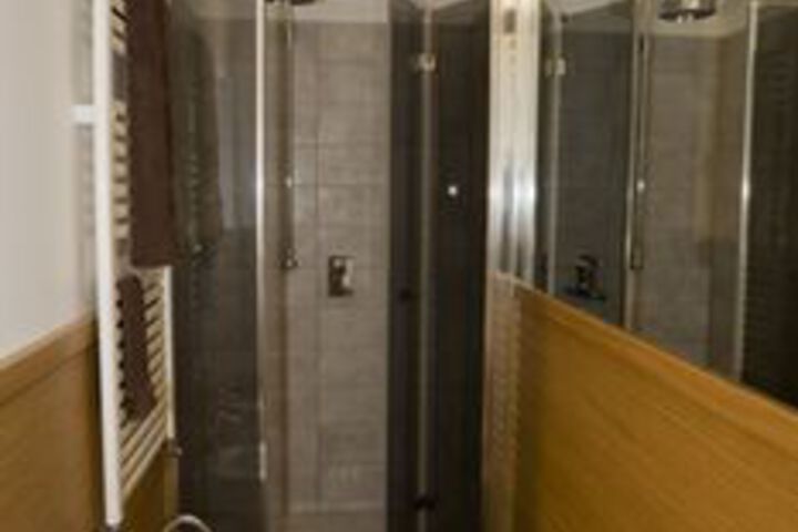 Room 4 of 66