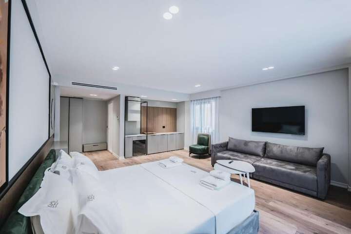 Room 12 of 186