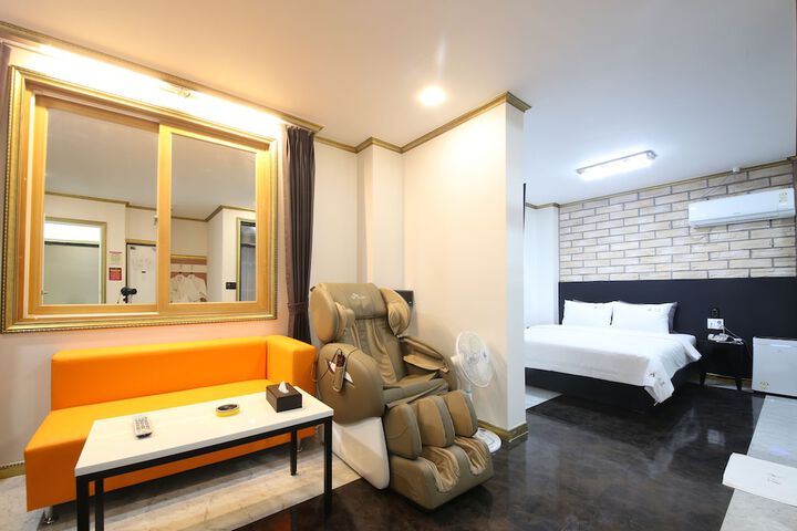 Room 6 of 11