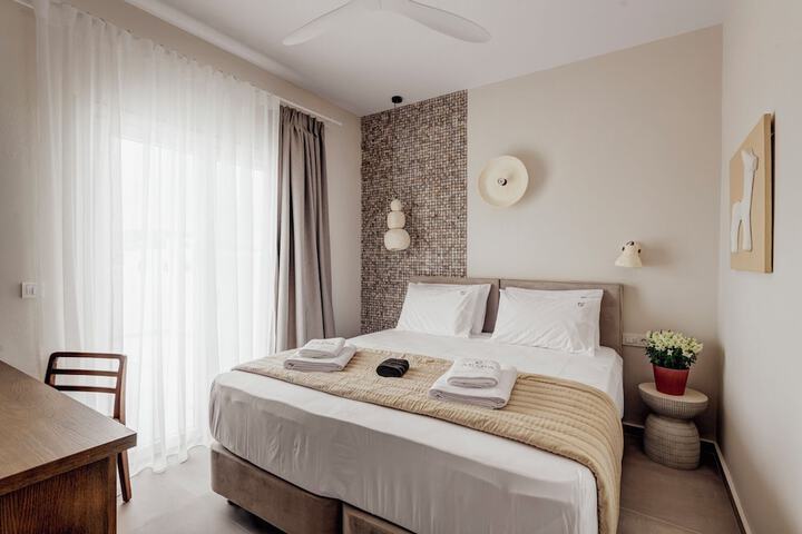 Room 32 of 193