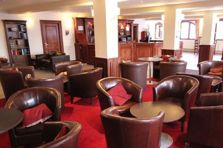 Lounge 13 of 15