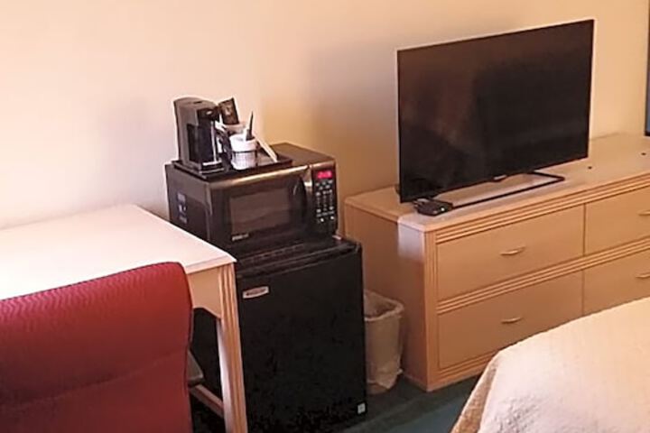 1 King Bed (3 of 5)